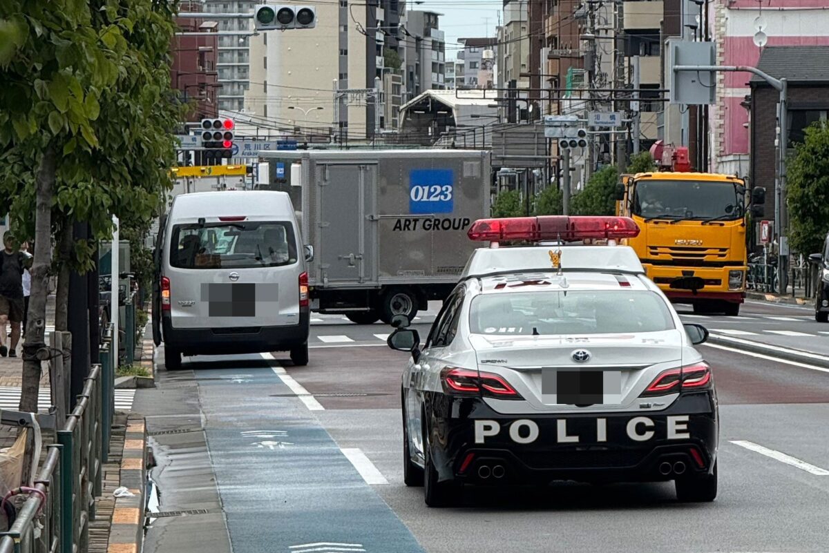 自転車レーン沿いの駐停車