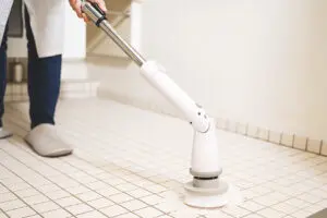 え、これお風呂用じゃないの？　付け替えるだけでベランダも洗える「電動ブラシ」