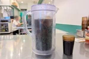 ラーメン屋で発見した謎のお冷や、あり得ない色にギョッとするも…　その正体が「絶対美味しい」と話題