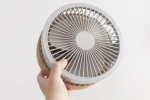 Amazonで見つけた「全部盛り扇風機」が便利すぎる どこでも使えてライトもついてる
