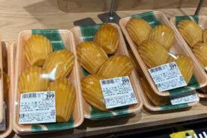 スーパーの惣菜コーナー、なぜかフランス産マドレーヌ販売して話題　運営会社・ベルクに理由を聞いた
