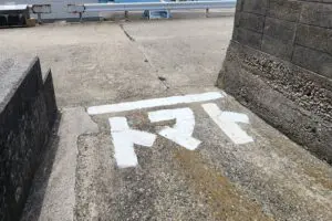 「トマト」と書かれた路面標示に驚きの声　「トマレ」でない理由を道路管理者に聞いた