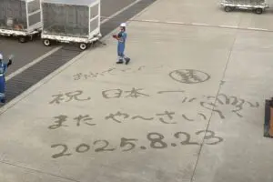 甲子園閉幕後の神戸空港、駐機場に描かれたメッセージが「神対応」と話題　航空会社に話を聞いた