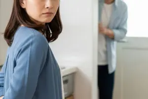 無駄にイライラさせないで! 夫の適当さにうんざりすること「何がいいか聞いてるんだけど…」