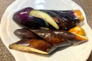 なすを3分揉むだけで激ウマの浅漬けに ミョウバン不要の“ごはん泥棒”