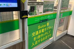 都内駅のコンビニ、入店に必要なアイテムが「近未来感ある」と話題　運営会社に導入経緯を聞いた