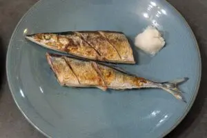 魚市場の食堂が教える「フライパンを使ったさんまの焼き方」がスゴすぎ　調理師も思いつかない斬新さ