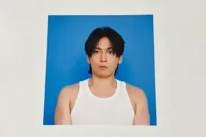 人気歌手のポスター、どう見ても“アレ”にしか見えない…　「なんでそうなる」「天才」ツッコミ殺到