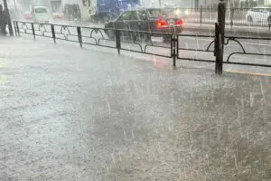 大雨で冠水時の“車走行”、その危険性をJAFが解説　水深たった30センチでも車は破損