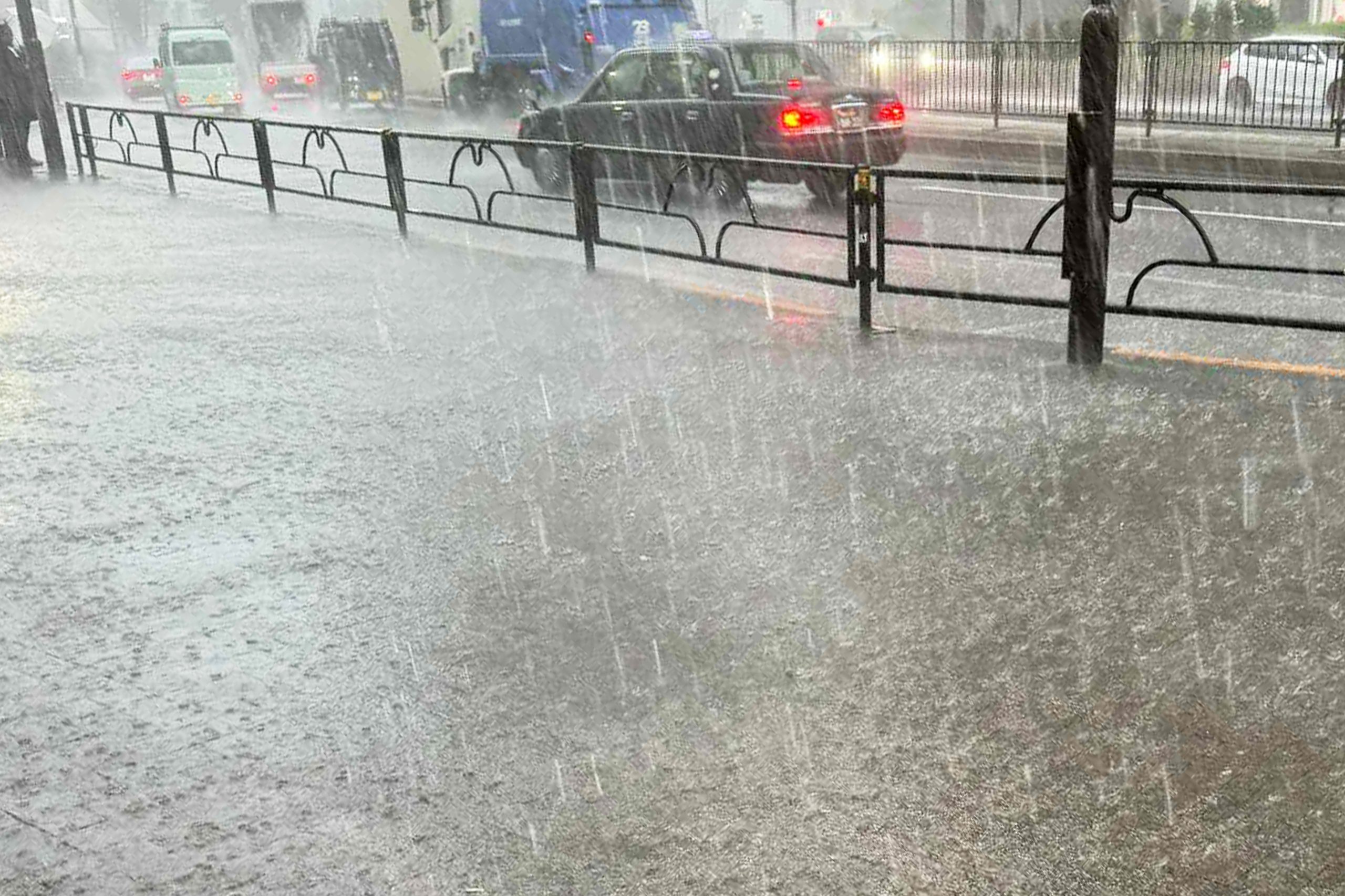 大雨で冠水時の“車走行”、その危険性をJAFが解説 水深たった30センチ