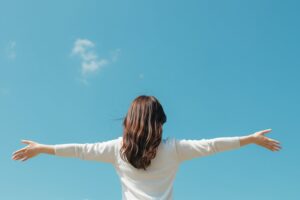 手を広げる女性