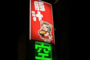 埼玉のコインパーキング、なぜか看板に「豚汁」掲げて話題　運営会社に理由を聞いた