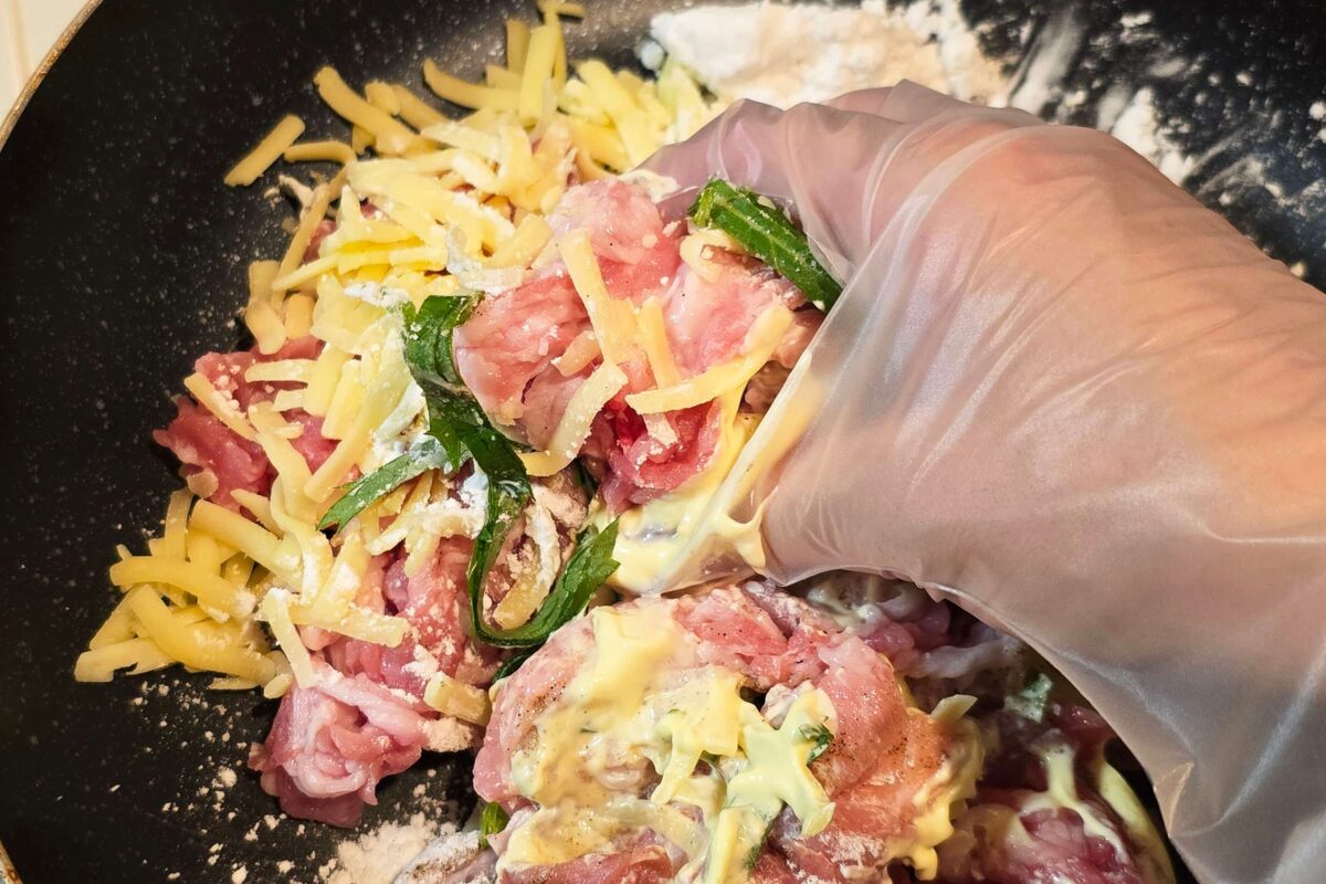 カリカリチーズの豚こまボール・混ぜる