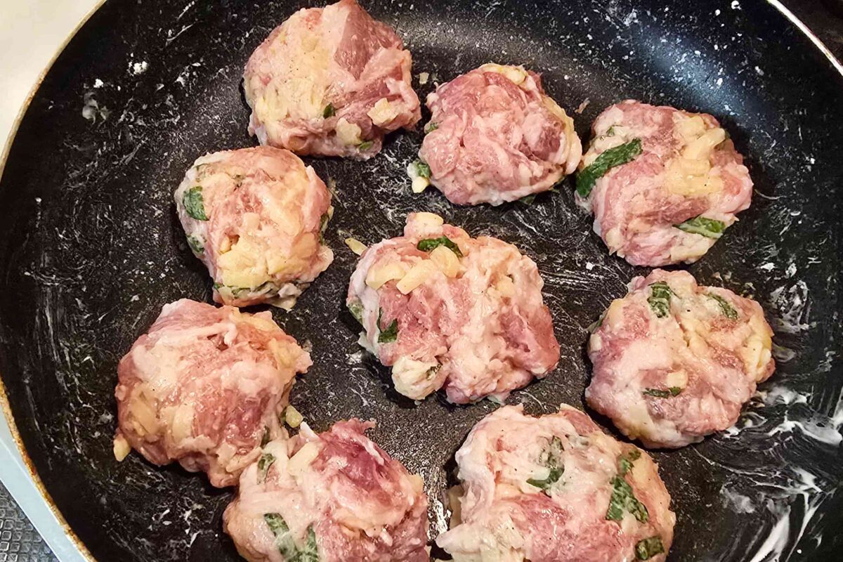 カリカリチーズの豚こまボール・丸める