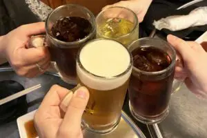 飲みの席で、ソフトドリンクしか頼まない人の“本音”　約半数が不満、SNSでは「鬼畜」「仲間同士なら…」
