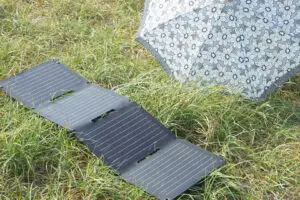 【広げて挿すだけ】PCサイズのソーラーパネルが7,000円台って、Ankerさすが…