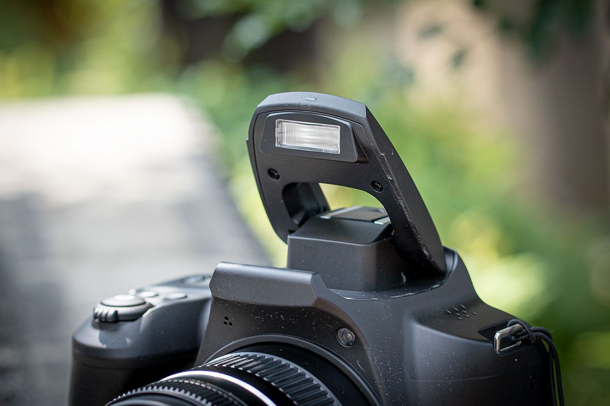 ドンキの「評価最悪な一眼風カメラ」を救いたい プロのカメラマンが