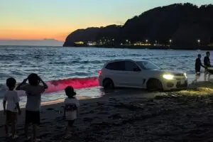 逗子海岸に無断進入した車が5時間の立ち往生、「迷惑すぎる」と波紋　救出した消防署に事情を聞いた