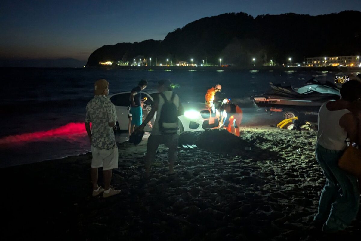 逗子海岸の車両救出