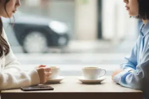 本人は気づいてない？　徐々に相手に距離を置かれる人の特徴　「正直言って接しづらい」