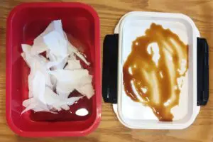 お弁当箱の油汚れは、「アレ」入れて振るだけで… ソースやケチャップも落ちて感激