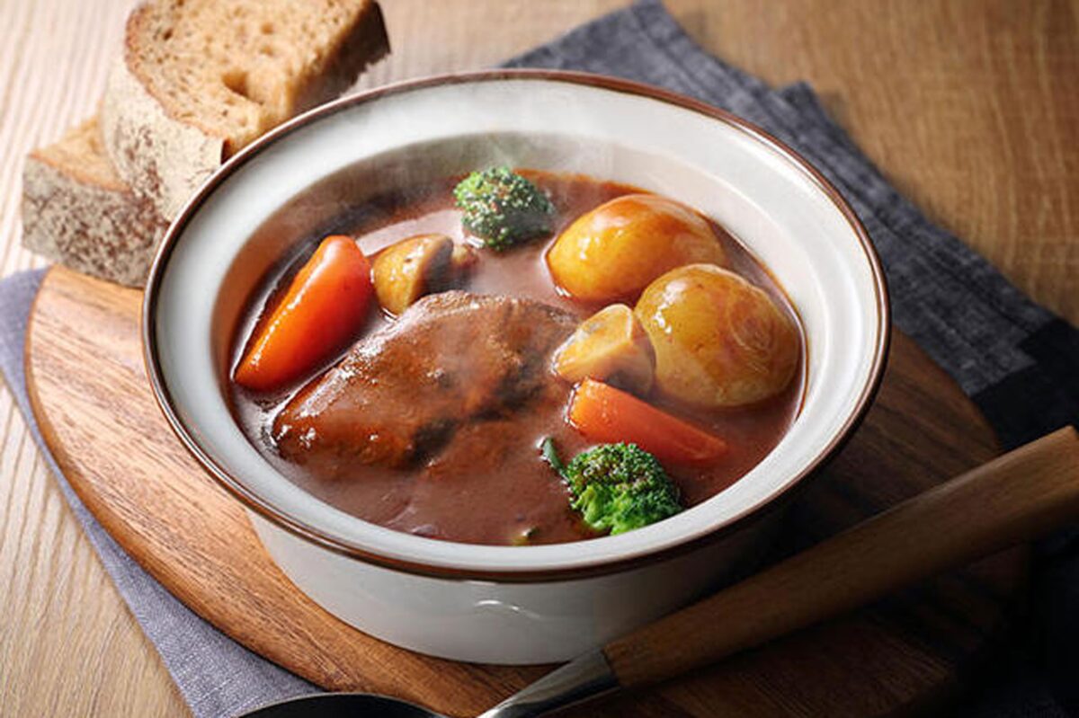 スロー調理で作った「牛すね肉のデミグラス煮込み」