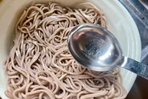 「30円の安いそば」が嘘みたいに美味しくなる “コレ”をすると生麺食感に
