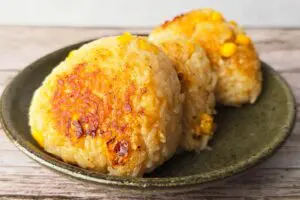 “昨日の残りご飯”が主役級に変身　あつメシさんの濃厚焼きおにぎりが背徳のうまさ