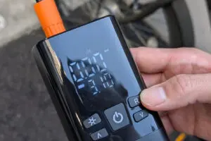自転車の空気入れでまだ汗だく? Amazonで「人気電動ポンプ」が未来すぎた