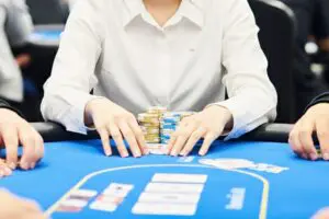 ポーカー中、肩に“乗ってた”のは…　人気アイドルの報告に「拡大した」「気づいたら発狂もん」