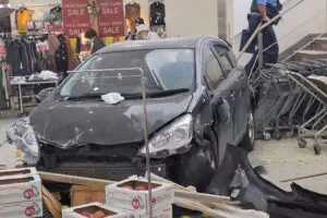 70代男性、ブレーキとアクセルを踏み間違えスーパー屋上から墜落　「免許返納して」と悲鳴相次ぐ