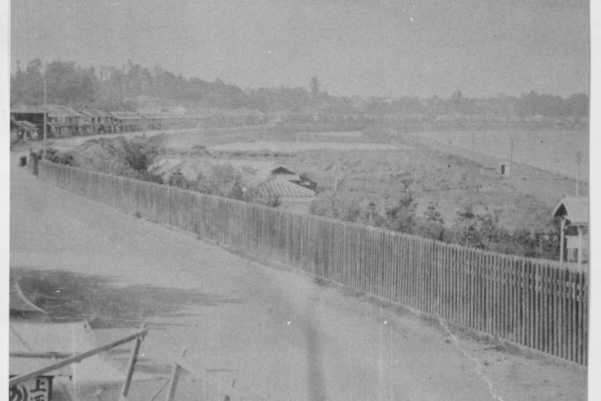 高輪海岸 明治20年ごろ(右端は品川駅)