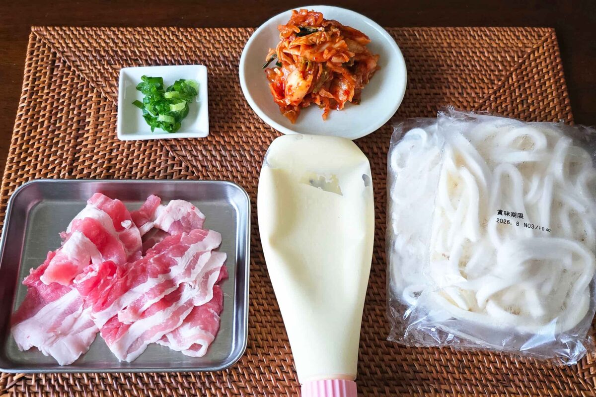 豚マヨキムチ焼きうどん・材料