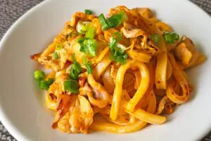 【キユーピー公式】味付けはマヨネーズだけ！　豚マヨキムチ焼きうどんが驚くほどうまい