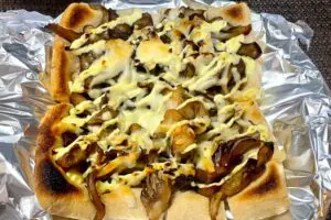 ピザ生地なしで作る「油揚げピザ」が天才すぎた　舞茸とチーズの香ばしさがハマる