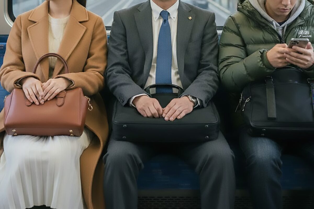 電車の座席に座る人