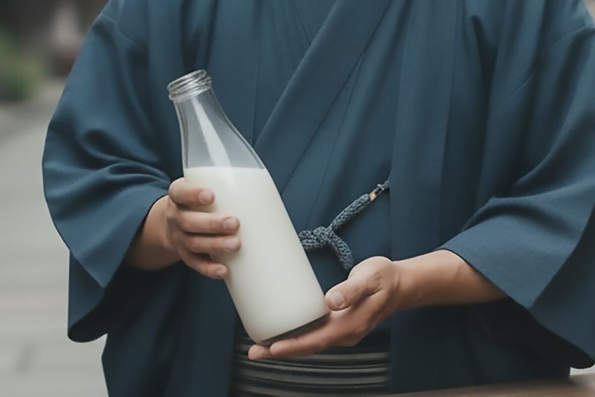 牛乳瓶を持つ着物の男性