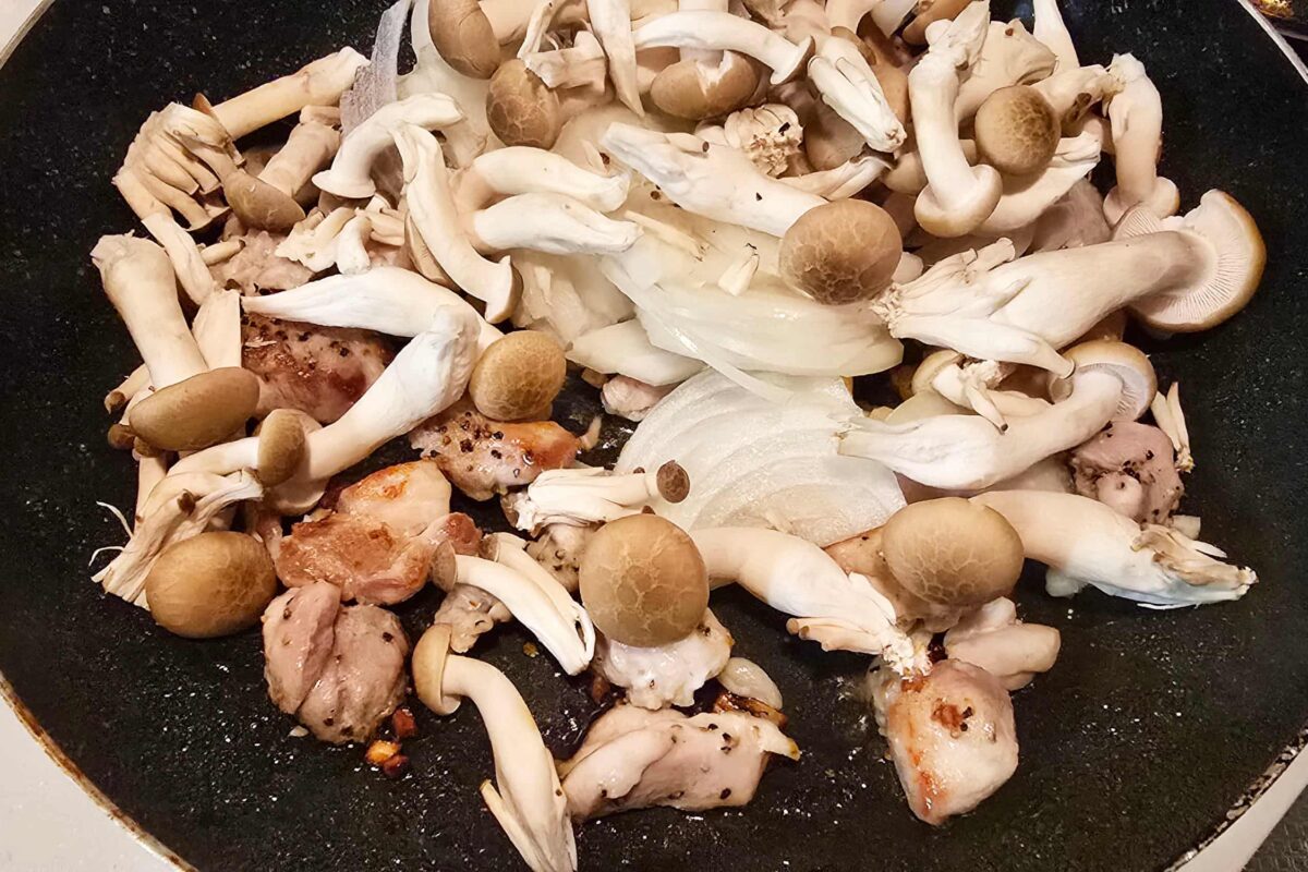 鶏肉のトマト煮込み・しめじ