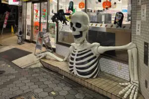 大阪のセブンイレブン、ハロウィンの本気度が異常だと話題　「治安が良い証拠」と称賛の声も…