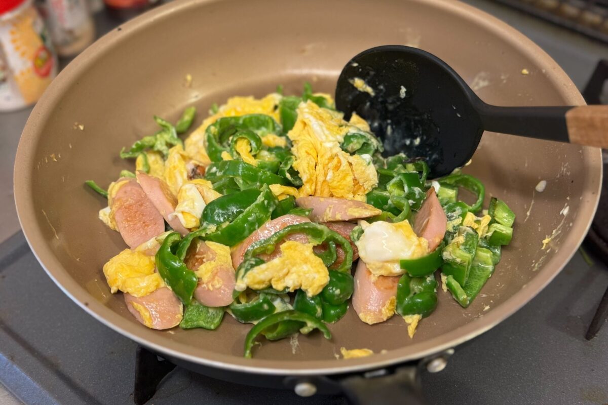 魚肉ソーセージとピーマンの卵炒め