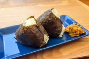 おにぎりは塩のかわりに“コレ”をつけて　笠原将弘さんが教わった握り方が目からウロコ