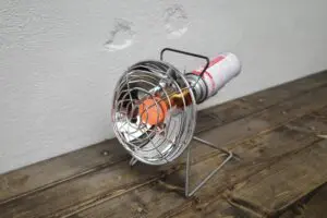 カセットボンベで動く小型ヒーターを試したら… 「あるとないとでは大違い」だった