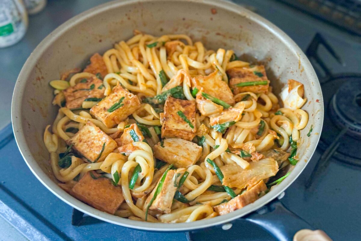 キムチ厚揚げ焼きうどん