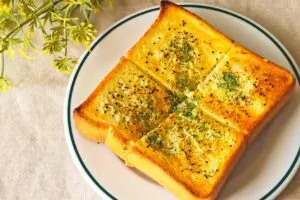 TikTokで話題の「ガーリックトースト」 生にんにくの香りがやみつきになる