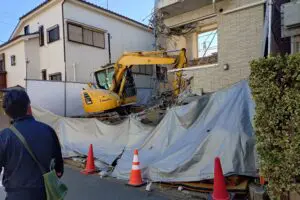 東京・世田谷区で危険すぎる解体工事、現場には外国人作業員が　区は「違反・指導無し」と説明