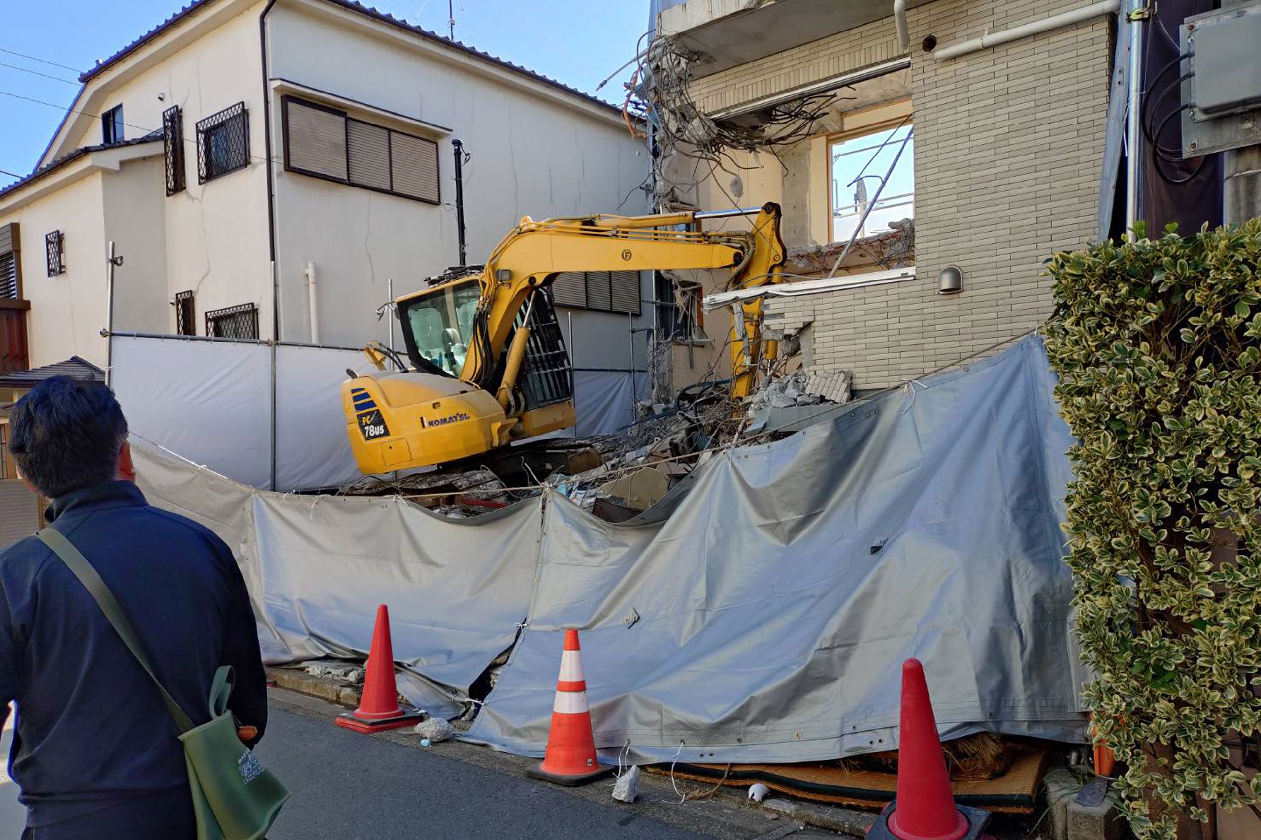 東京・世田谷区で危険すぎる解体工事、現場には外国人作業員が　区は「違反・指導無し」と説明