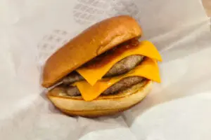 【数量限定】モスバーガー、890円の「黒毛和牛ダブルチーズバーガー」が贅沢すぎた