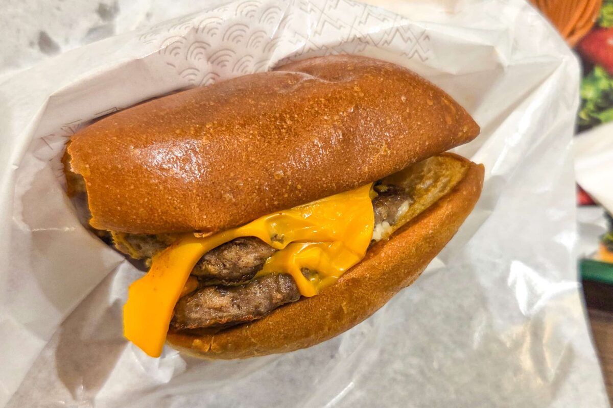 モスバーガー「黒毛和牛のダブルチーズバーガー」