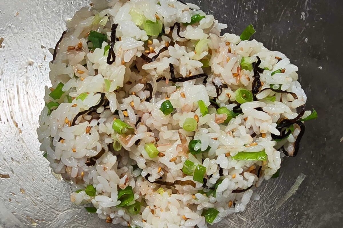 塩昆布の白だし混ぜおにぎり・混ぜる