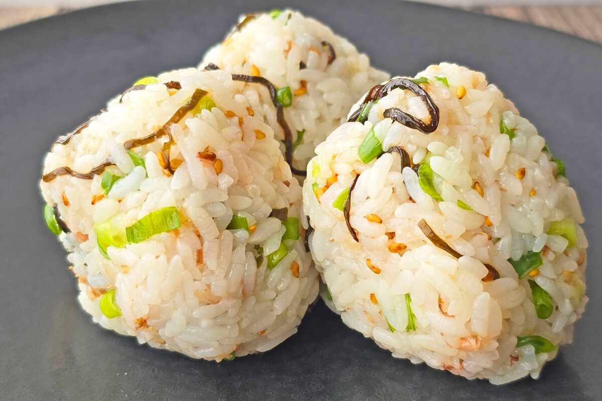 塩昆布の白だし混ぜおにぎり・混ぜる